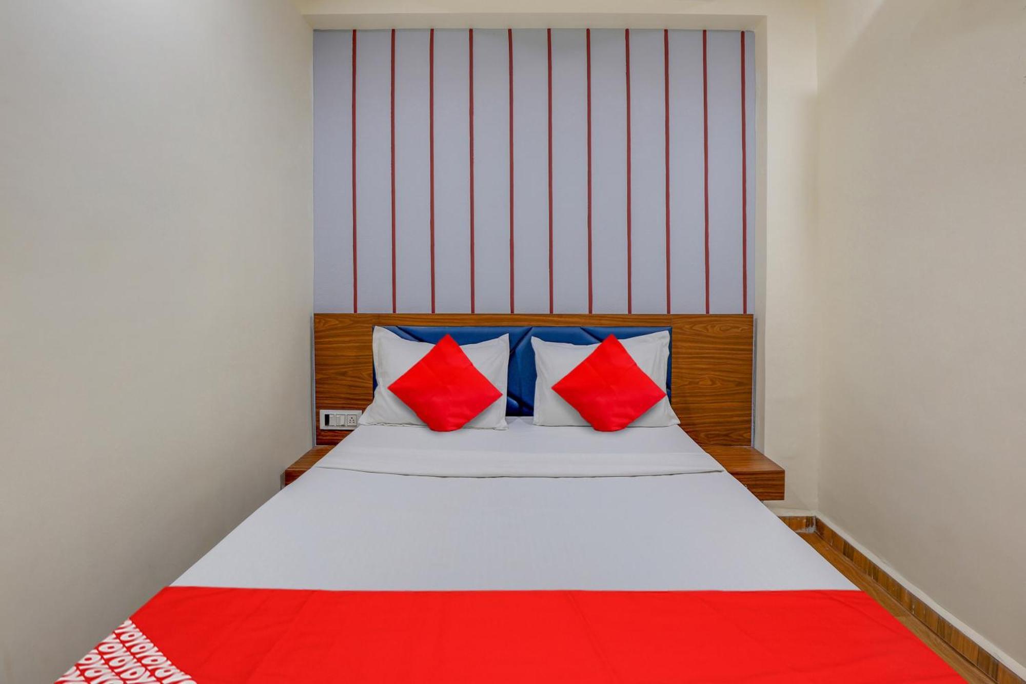 Hotel O Lotus Surat Exterior photo